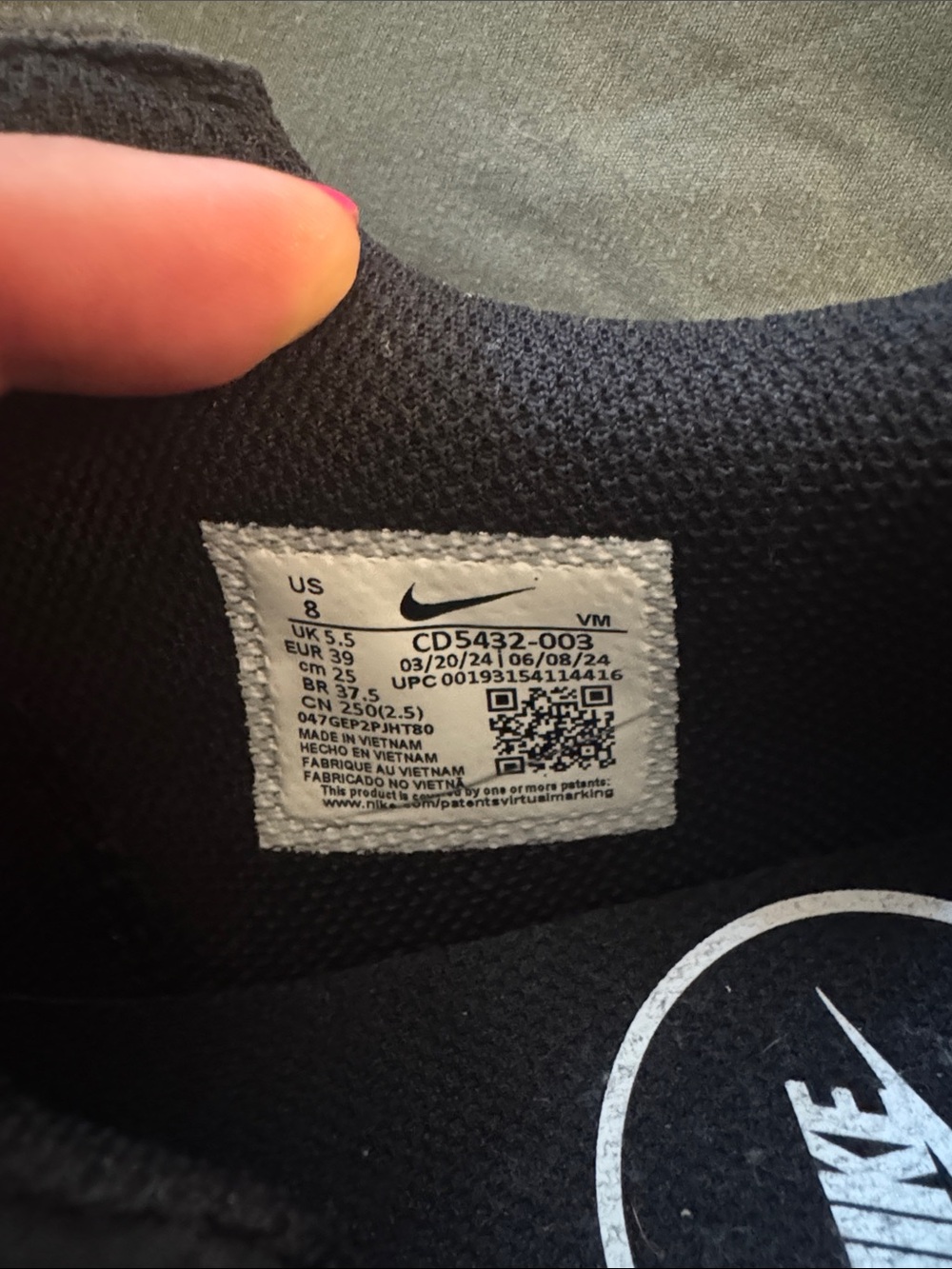 Nike Black and White Air Max Sneakers - Picture 8 of 8
